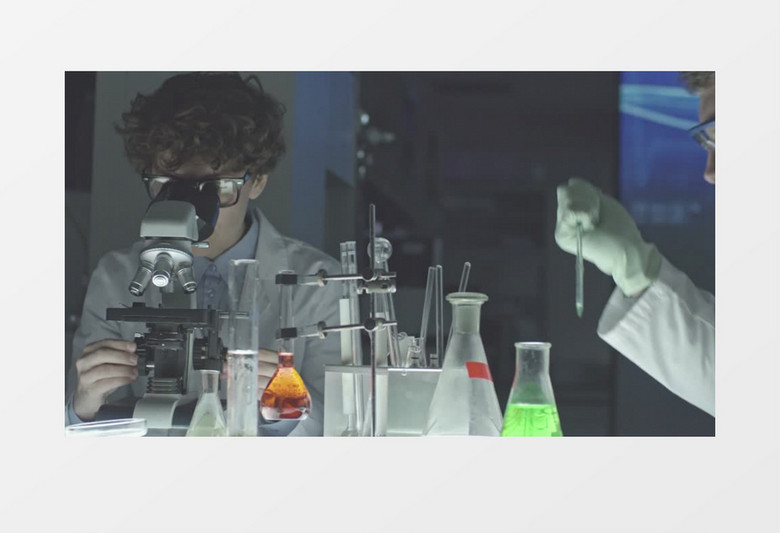 科研人员在绿色的烧杯中滴入液体实拍视频素材