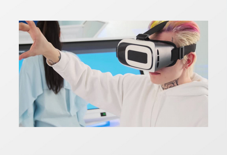 黄发男人戴着VR眼镜虚拟操控实拍视频素材