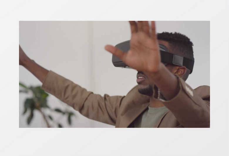 男人戴着vr眼镜在虚拟操作实拍视频素材