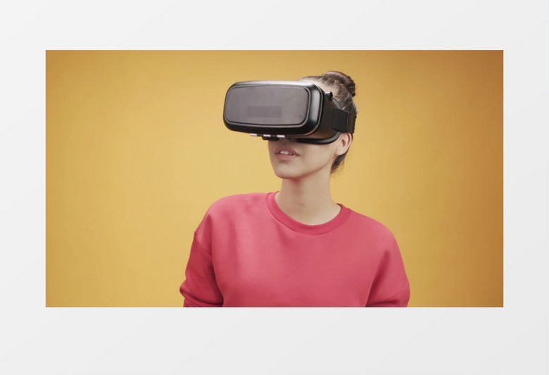 女人戴着VR眼镜上下左查看实拍视频素材