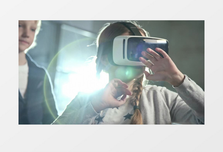 小女孩戴着VR眼镜体验实拍视频素材
