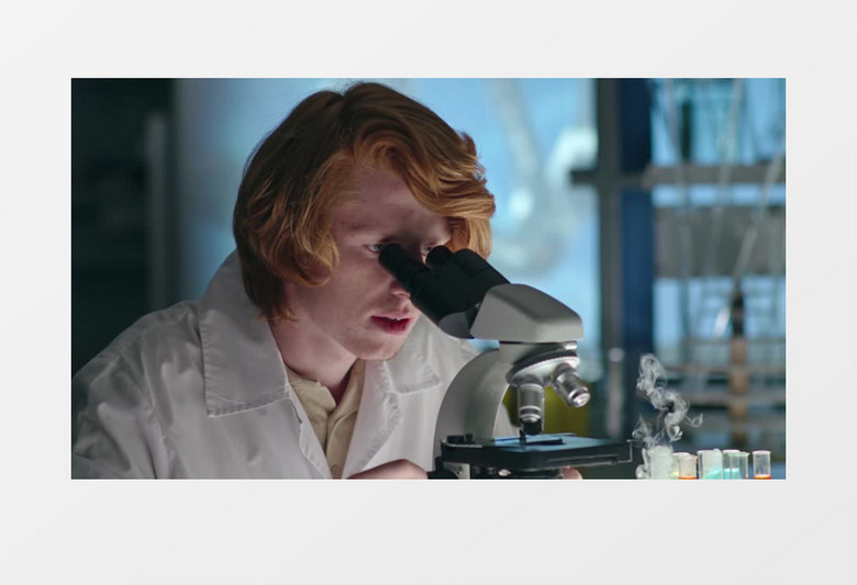 金发男人在显微镜下观察样本实拍视频素材