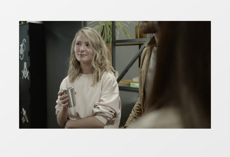 金发美女在茶水间跟同事闲聊实拍视频素材