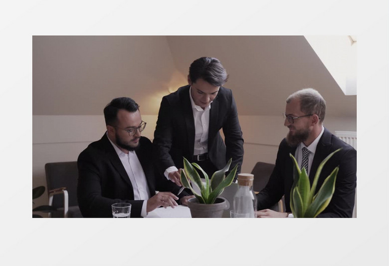 男人在纸上写下自己对工作的看法实拍视频素材