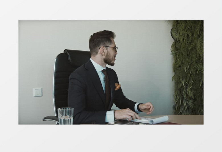 男人查看材料之后跟女人微笑握手实拍视频素材