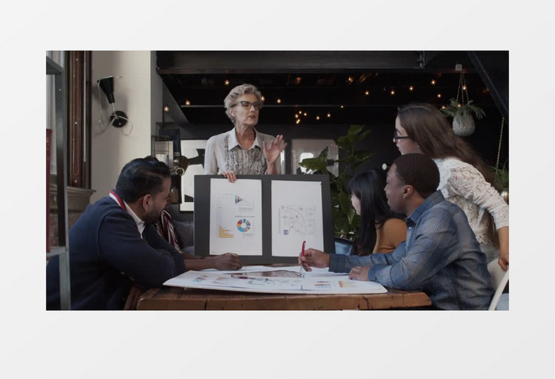 女上司拿着报表跟下属讨论工作实拍视频素材