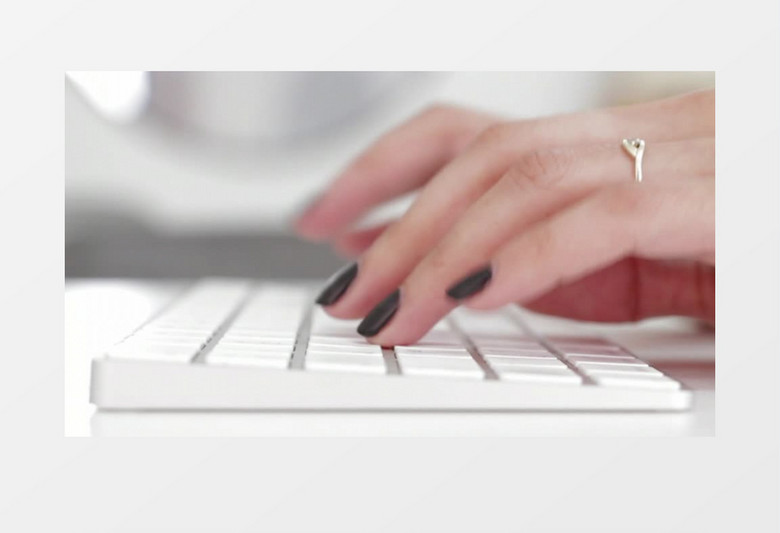 手在键盘上打字实拍视频素材