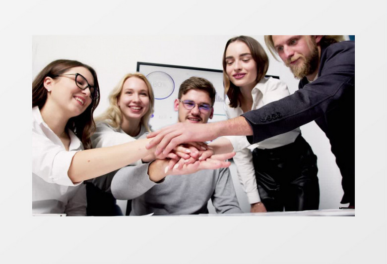 小组人员举手合作加油实拍视频素材