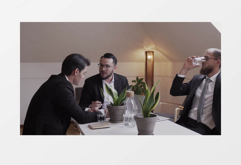 三个西装男人在讨论方案实拍视频素材