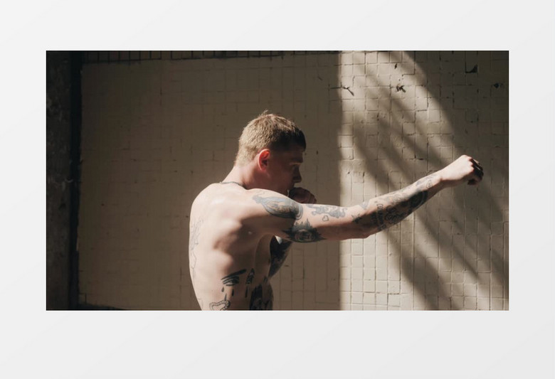一个有纹身的男子正在练习拳击实拍视频