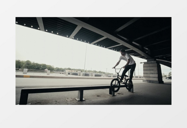 全景拍摄极限运动爱好者骑单车过障碍物实拍视频