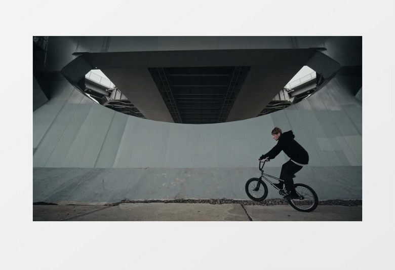 全景拍摄一个男孩在建筑物旁骑极限单车实拍视频