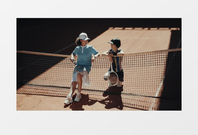  两个女子在网球场上聊天实拍视频