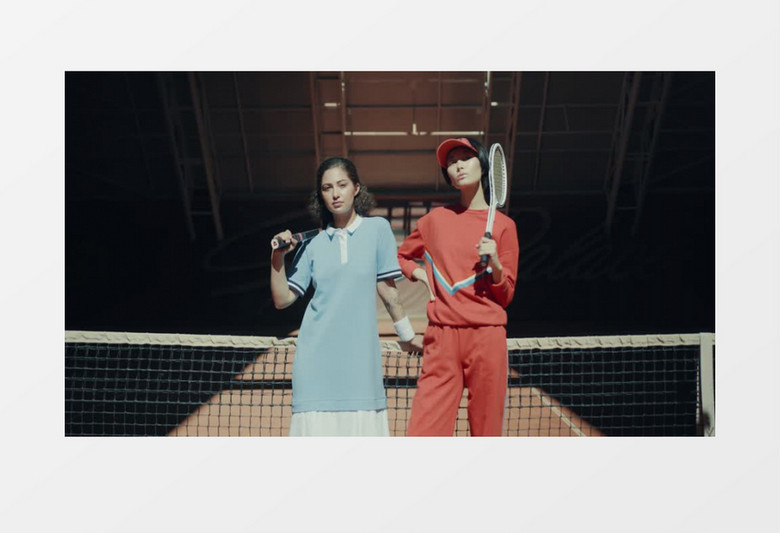 中景拍摄两个女生网球场手拿球拍四周有网球落下实拍视频