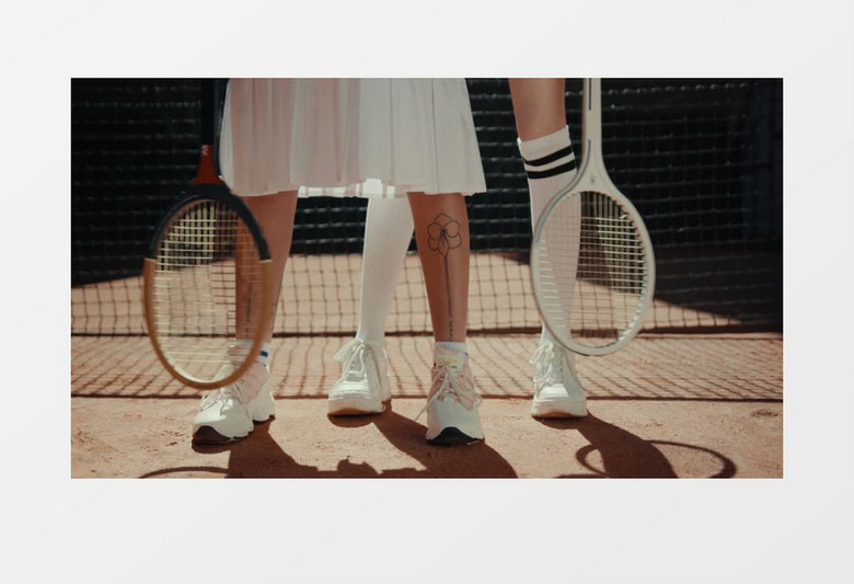特写两个女生拿着网球拍摇来摇去实拍视频