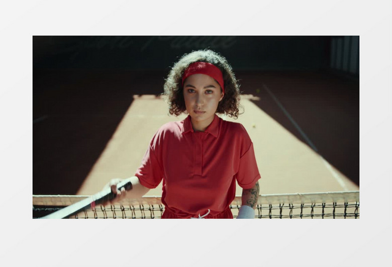 近景拍摄红衣女子手拿网球拍实拍视频