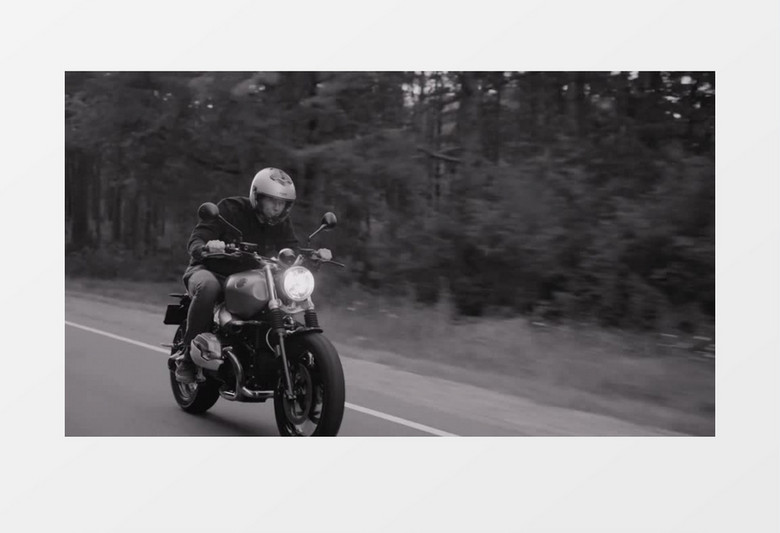 全景拍摄男子在公路上骑摩托车实拍视频
