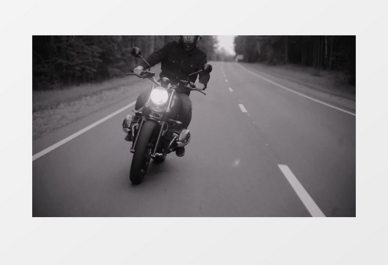 前跟镜头男子在公路上骑摩托车实拍视频