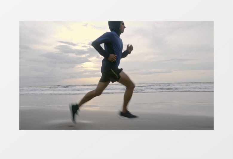 男子在海边跑步实拍视频