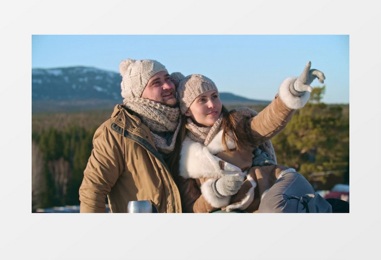 一对情侣坐在山顶看风景实拍视频素材