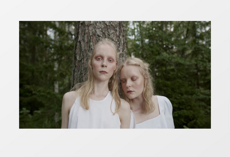 两个穿着白裙的金发女模特在树林中实拍视频素材