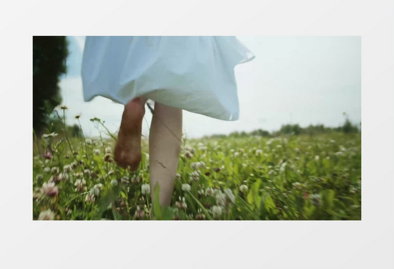 白裙女人赤脚在草地上奔走实拍视频素材