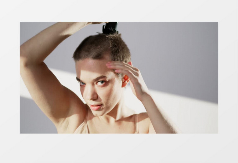 短发女人在拿着理发器推头发实拍视频素材