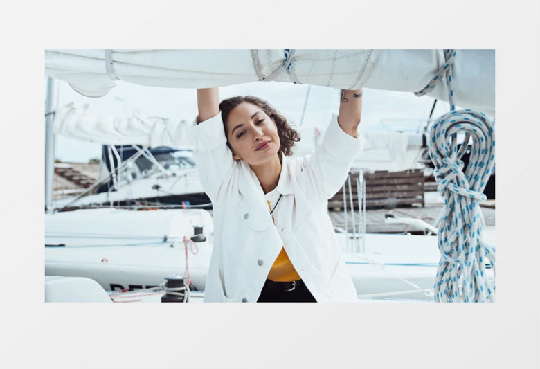 穿着白色外套的美女模特在游艇上对着镜头微笑实拍视频素材