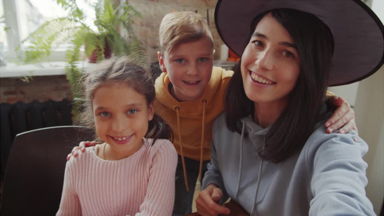 妈妈带着两个孩子一起自拍实拍视频素材