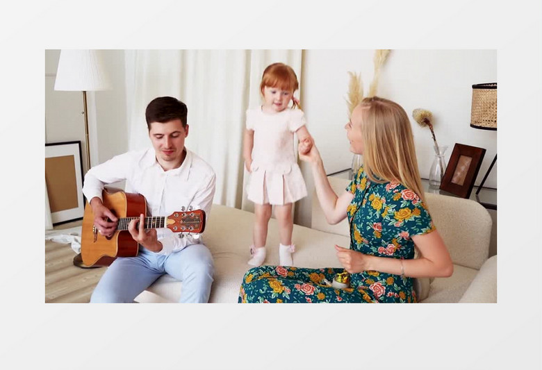 爸爸弹吉他妈妈跟女儿在开心的跳舞实拍视频素材