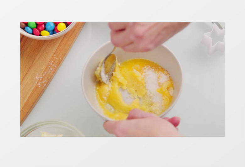 在碗里搅拌蛋糕原料实拍视频