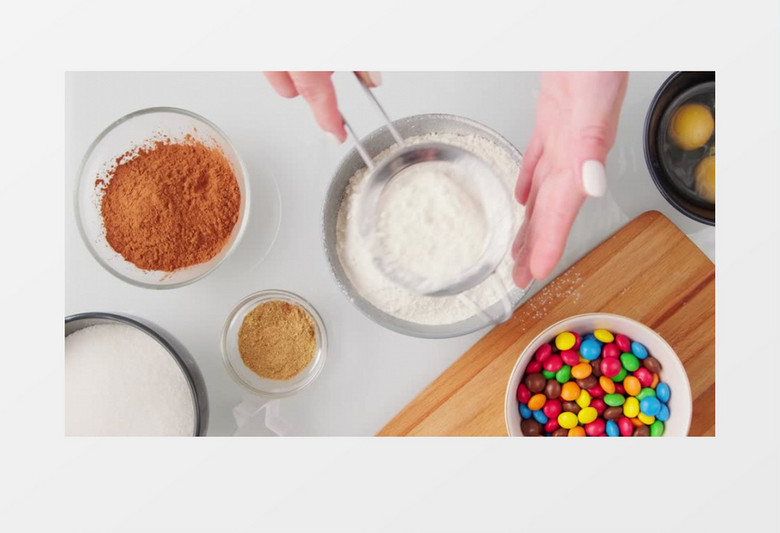 把面粉过筛到碗里实拍视频