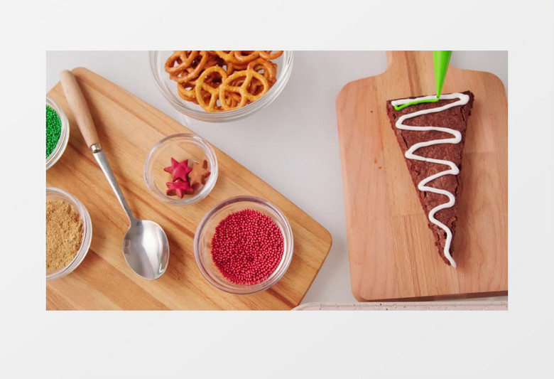 给甜品挤上奶油实拍视频