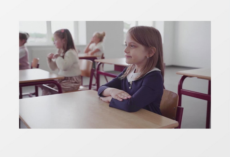 小女孩板正的坐在座位上听课实拍视频素材