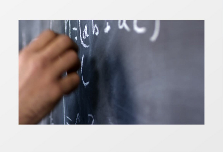 一个男老师在黑板上书写数学方程式实拍视频素材