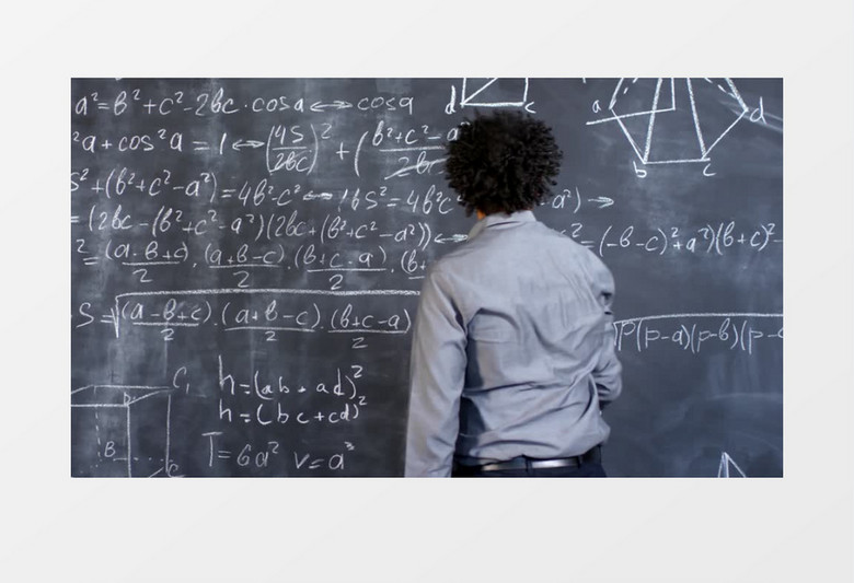 一个男老师在黑板前给学生讲数学方程式实拍视频素材