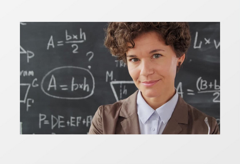一个女老师站在黑板前微笑实拍视频素材