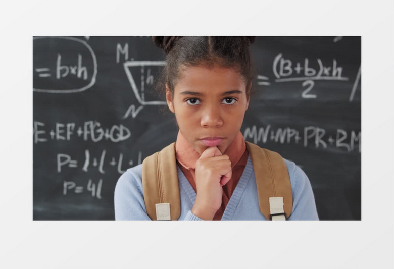 一个女学生站在几何函数的黑板前思考实拍视频素材