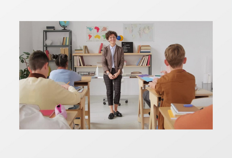 老师站在讲桌旁提问举手的学生问题实拍视频素材
