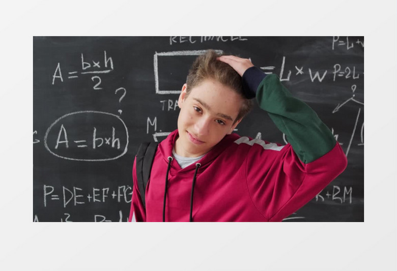 一个中学生站在黑板前撩头发实拍视频素材