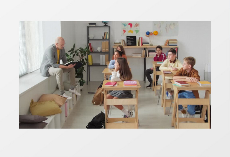 男老师坐在飘窗上给学生上课实拍视频素材