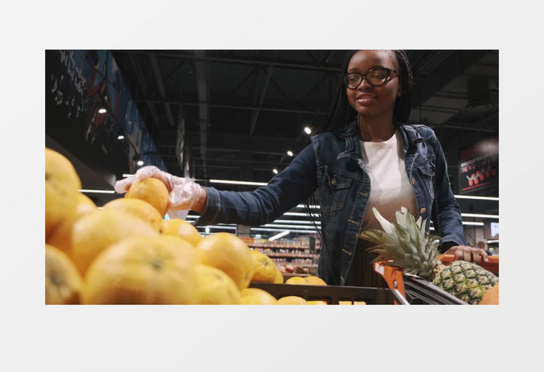 高清实拍女孩在超市购物挑选水果视频