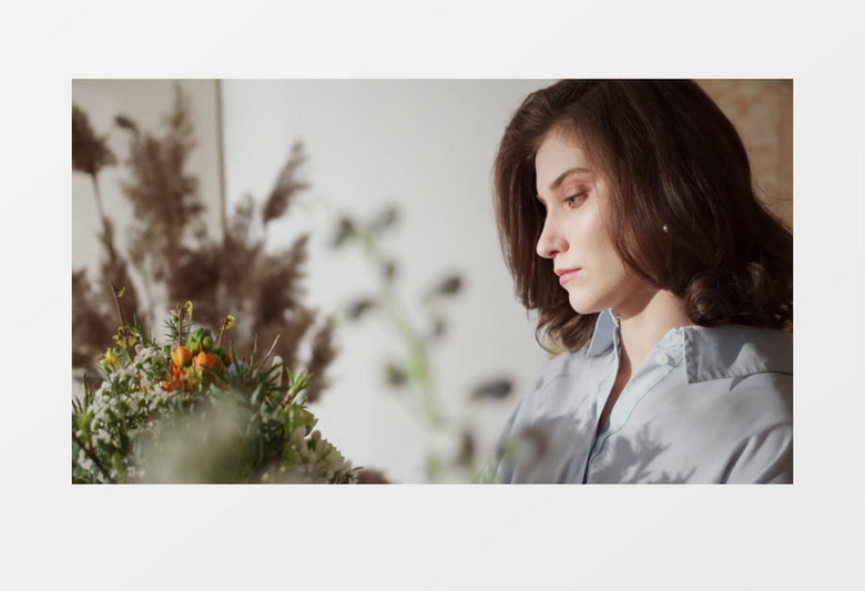 花艺师在慢慢的整理花束实拍视频素材