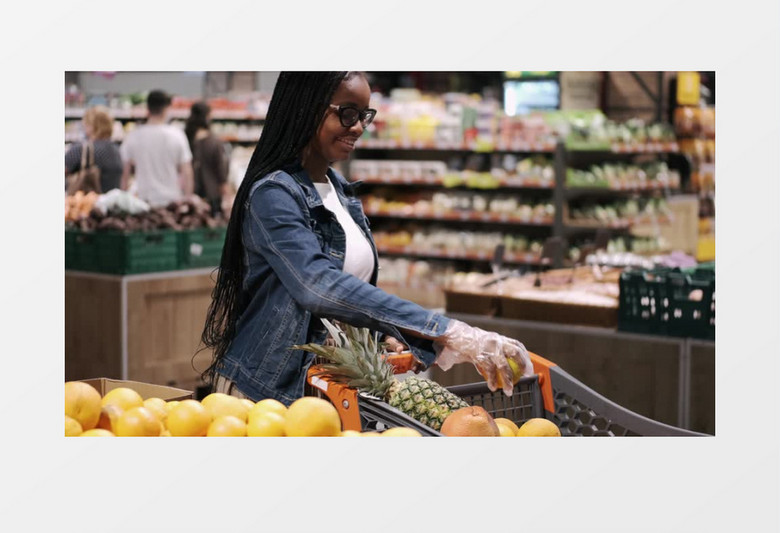 高清实拍超市购物挑选水果视频素材