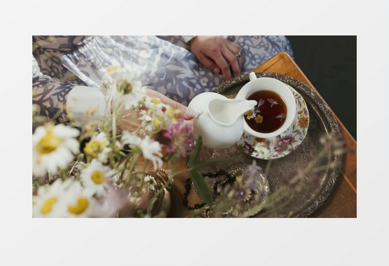 清新唯美风女孩在花丛中享受下午茶实拍视频素材