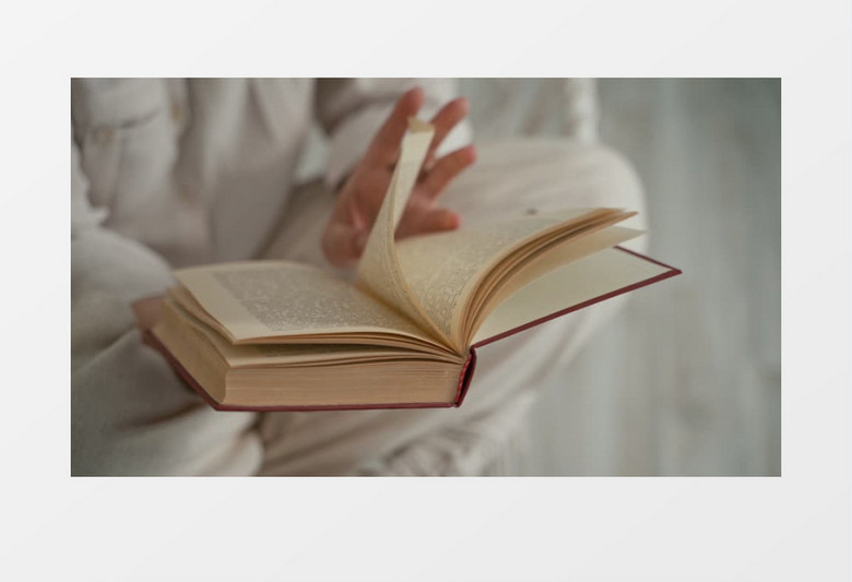 坐在地上翻看书籍的人实拍视频素材