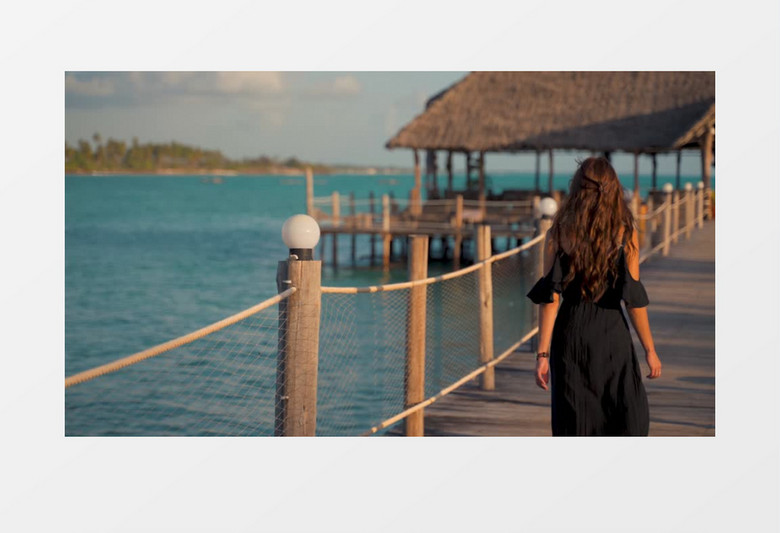 女人走在海边的小浮桥上实拍视频素材