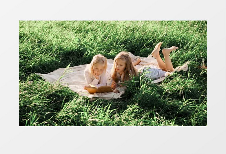 高清实拍两小女孩趴在草地看书视频素材