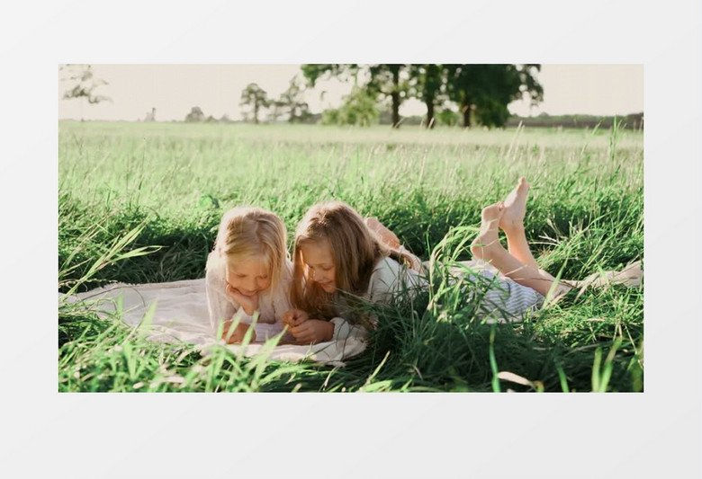 高清实拍女孩趴在草地看书阅读视频素材