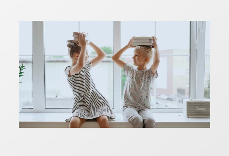 高清实拍女孩姐妹室内窗台头顶书本玩耍视频素材
